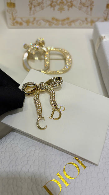 Dior CD Ribbon Brooch Gold-Finish Metal and Crystals V1975WOMCY