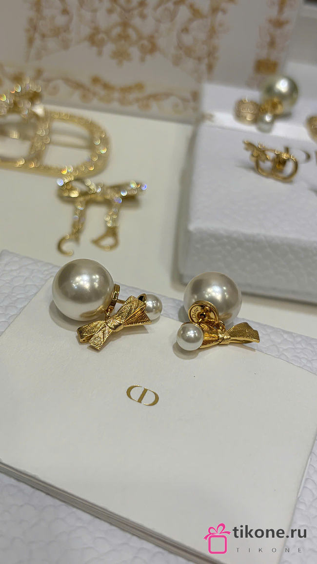 Dior Tribales Earrings Gold-Finish Metal and White Resin Pearls E4718WOMRS_D301 - 1