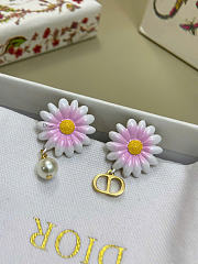 Dior Daisy Earrings Gold-Finish Metal, White Resin Pearl and Multicolor Lacquer E4483WOMLQ_D345 - 4