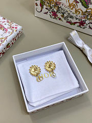 Dior Daisy Earrings Gold-Finish Metal, White Resin Pearl and Multicolor Lacquer E4483WOMLQ_D345 - 5