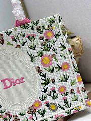 Medium Dior Book Tote with Strap White Multicolor Daisy Garden Embroidery with Dior Médaillon - 36x27.5x16.5cm - 2