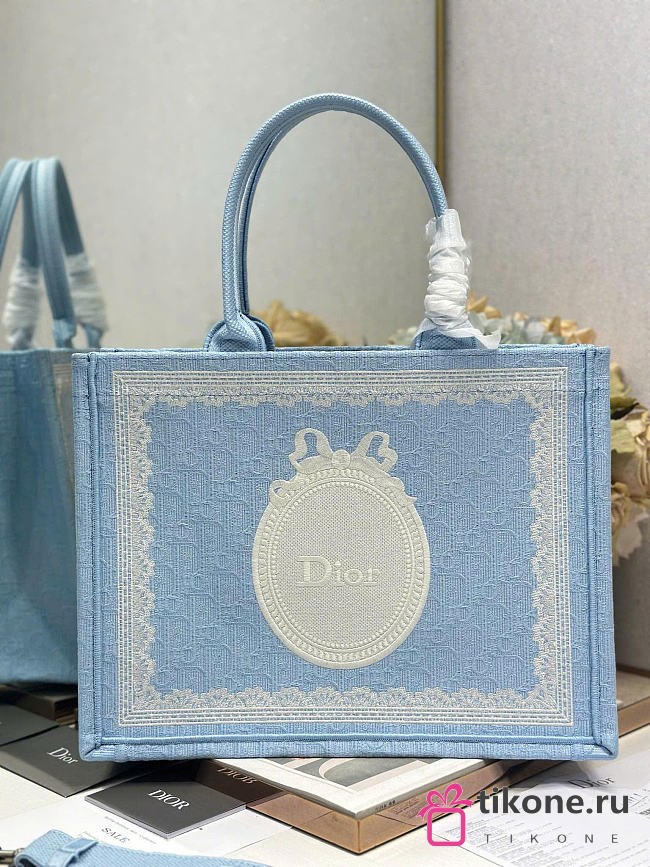 Medium Dior Book Tote with Strap Celestial Blue Dior Oblique Embroidery with White Lace and Dior Médaillon - 36x27.5x16.5cm - 1