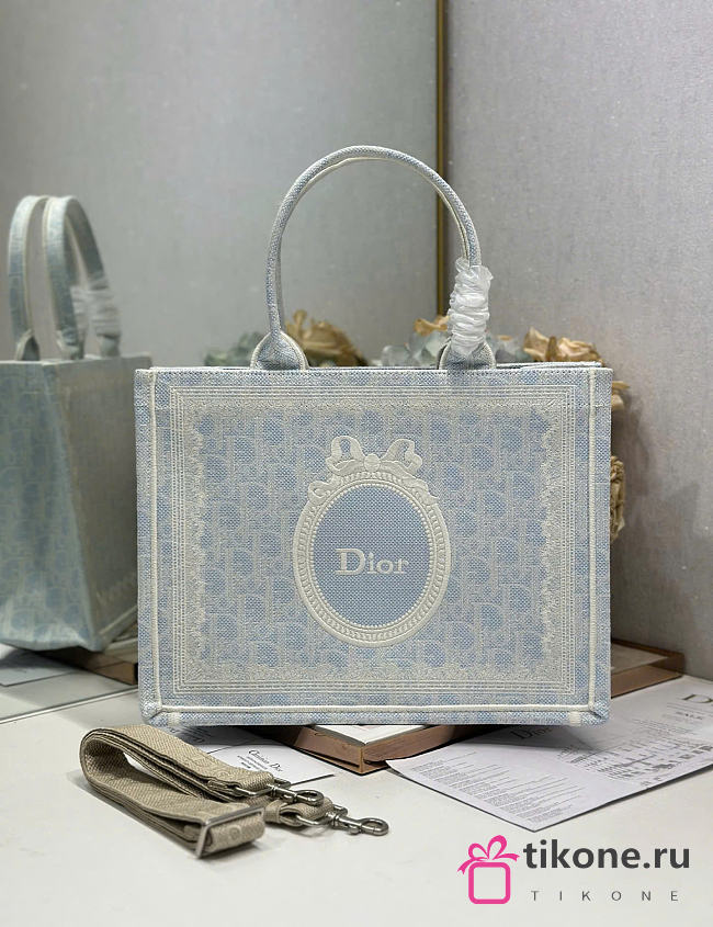 Medium Dior Book Tote with Strap Céleste Blue Dior Oblique Washed Embroidery and Ecru Dior Médaillon - 36x27.5x16.5cm - 1