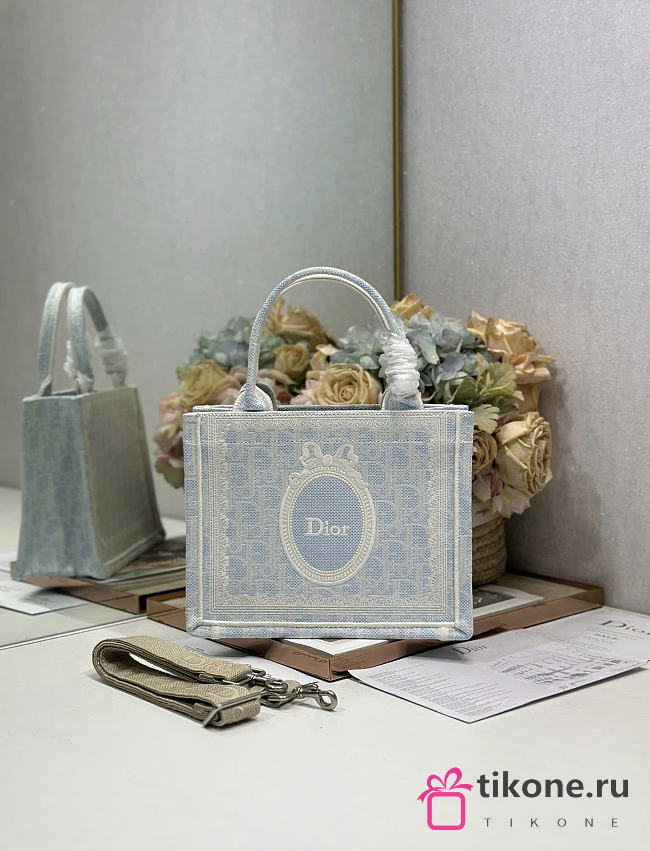Small Dior Book Tote with Strap Céleste Blue Dior Oblique Washed Embroidery and Ecru Dior Médaillon - 26.5x22x14cm - 1