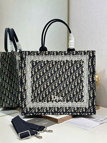 Large Dior Book Tote Blue Dior Oblique Embroidery and White Lace - 42x35x18cm