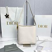 Small Dior Médaillon Bucket Bag White Grained Calfskin - 19x18x12.5cm - 2