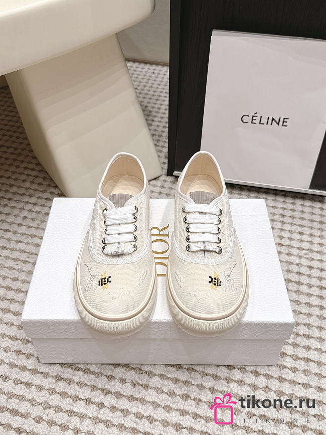 Dior Saltwind Sneaker Limited And Numbered Edition White Dior Flower Bee Embroidered Cotton Canvas - 1