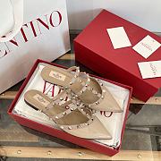 VLTN Rockstud Patent-Leather Mule Poudre - 4