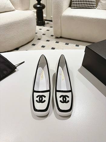 Chanel Pumps Lambskin & Patent Calfskin White & Black G47520