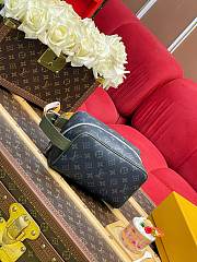 LV Locker Dopp Kit Monogram Eclipse Canvas  Khaki Green M28840 - 23x13x12cm - 4
