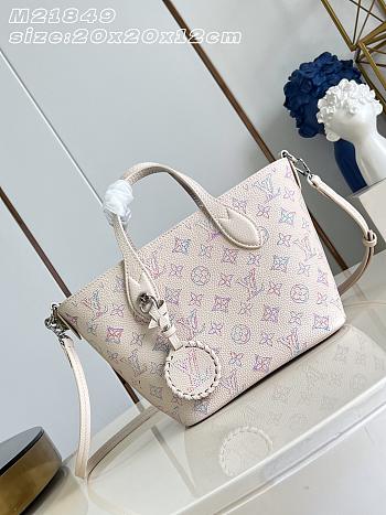 LV Bella Perforated Mahina Link Quartz M29900 - 20x20x12.5cm