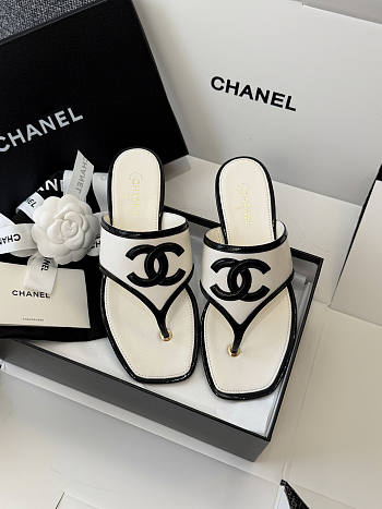 Chanel Thongs Lambskin & Patent Calfskin White & Black G47522