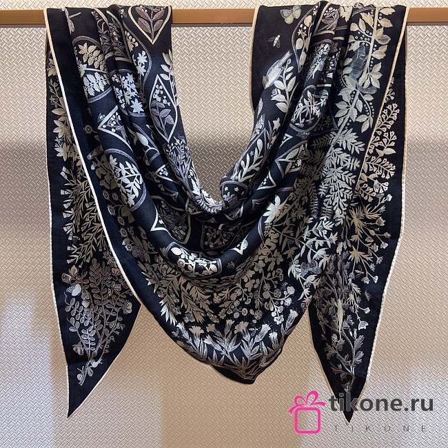Hermes Plantes Officinales Triangle Cashmere and Silk Caban/Blanc/Noir - 208x99cm - 1