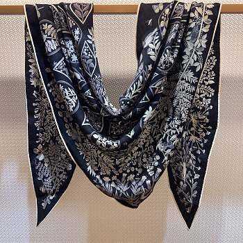 Hermes Plantes Officinales Triangle Cashmere and Silk Caban/Blanc/Noir - 208x99cm