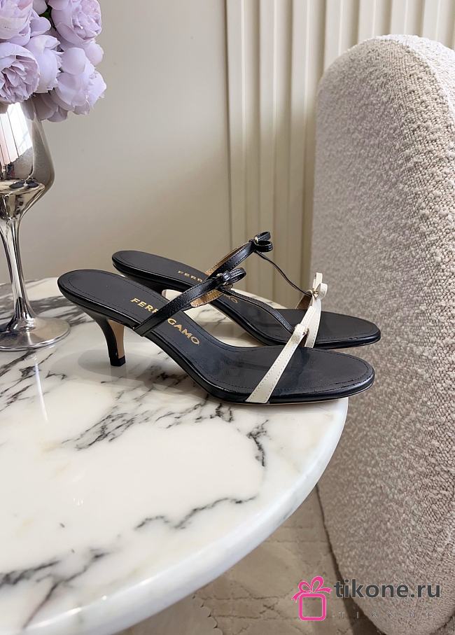 Ferragamo Bow T-strap Kitten-heel Sandals Black 5cm - 1