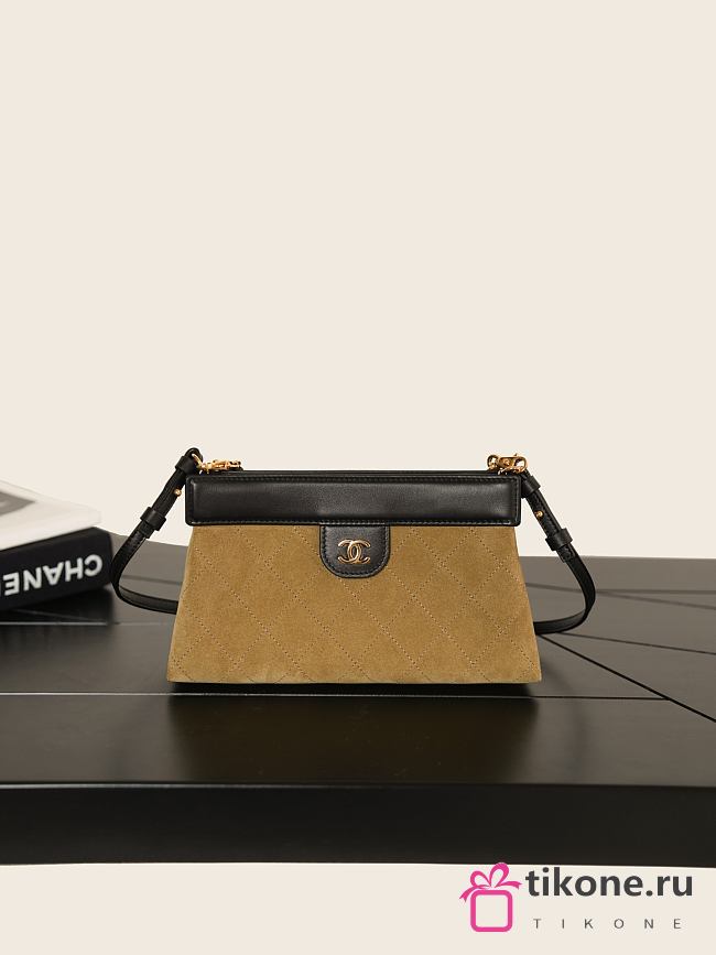 Clutch with Chain Suede Calfskin, Shiny Lambskin & Gold-Tone Metal Beige & Black - 23x13x7cm - 1